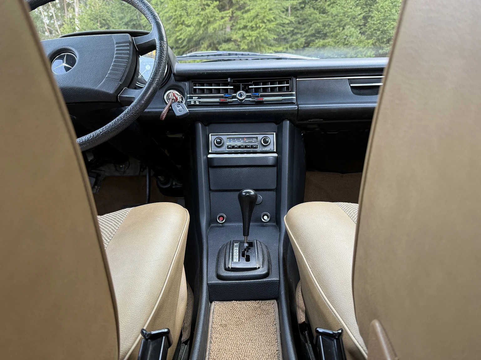 Innenraumfoto von 1974 Mercedes-Benz 230 Automatic (77)