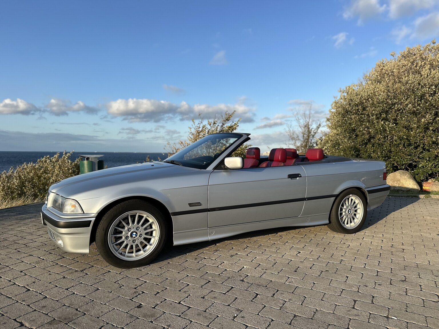 Exteriörbild på 1993 BMW 325i Convertible
