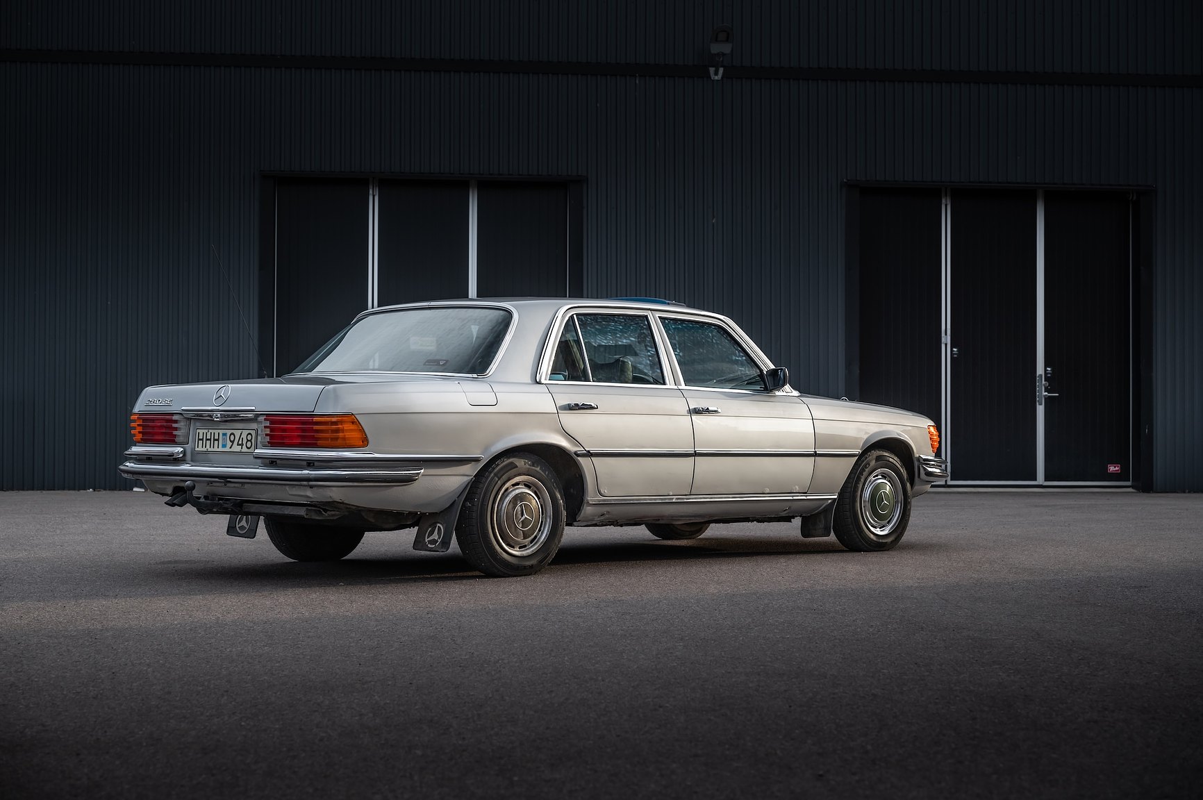 Exterior image of 1975 Mercedes-Benz 280 SE 