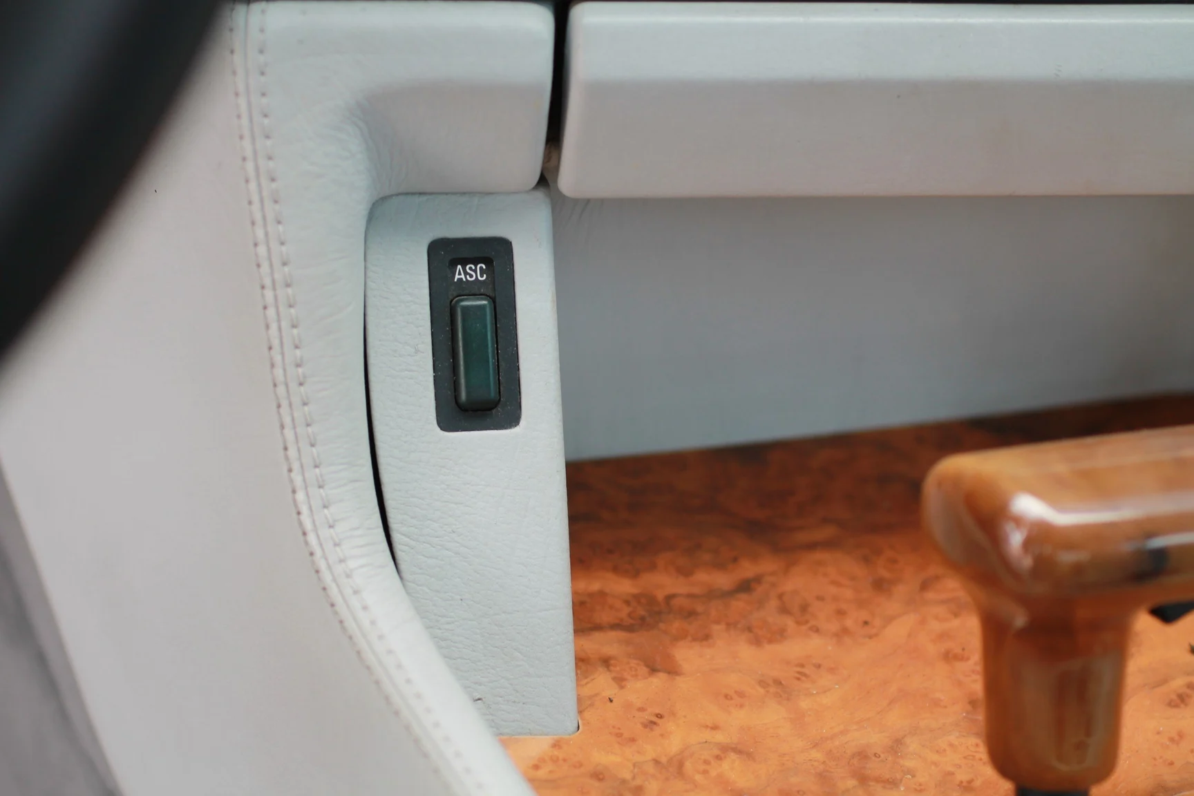Interior image of 1993 BMW 540i Sedan (86)