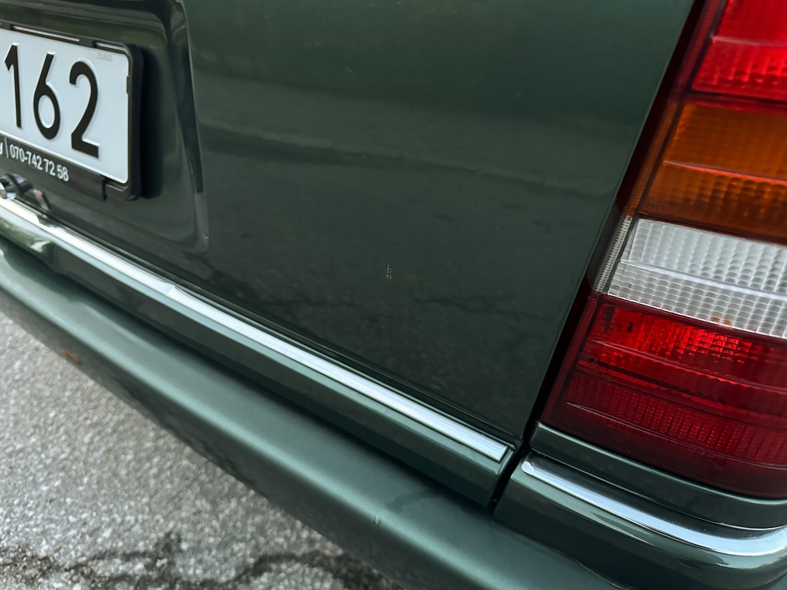 Exterior image of 1996 MERCEDES-BENZ E 320 T