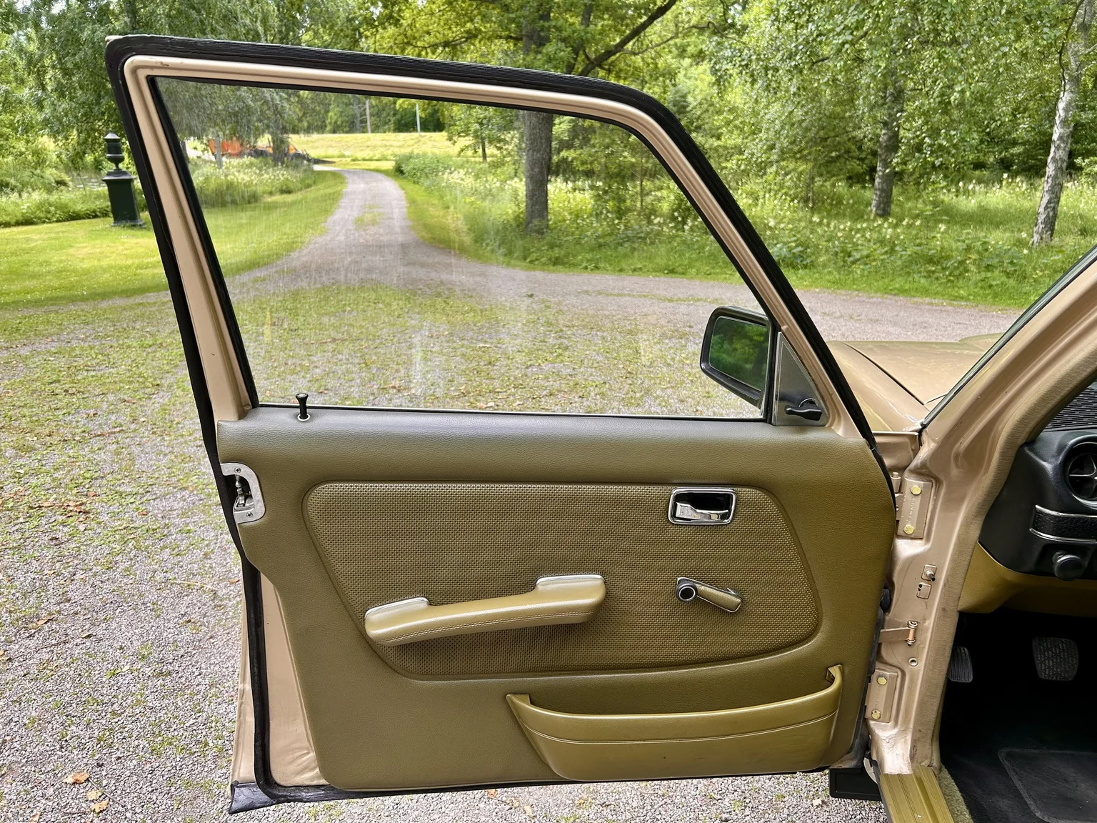 Interior image of 1976 Mercedes-Benz 300 D (4)