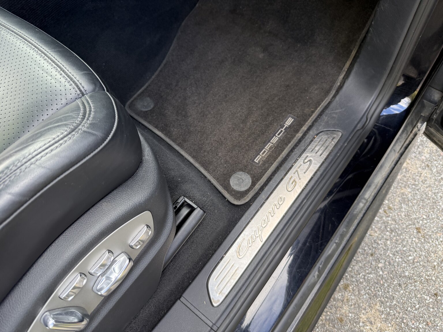 Interior image of 2013 Porsche Cayenne GTS
