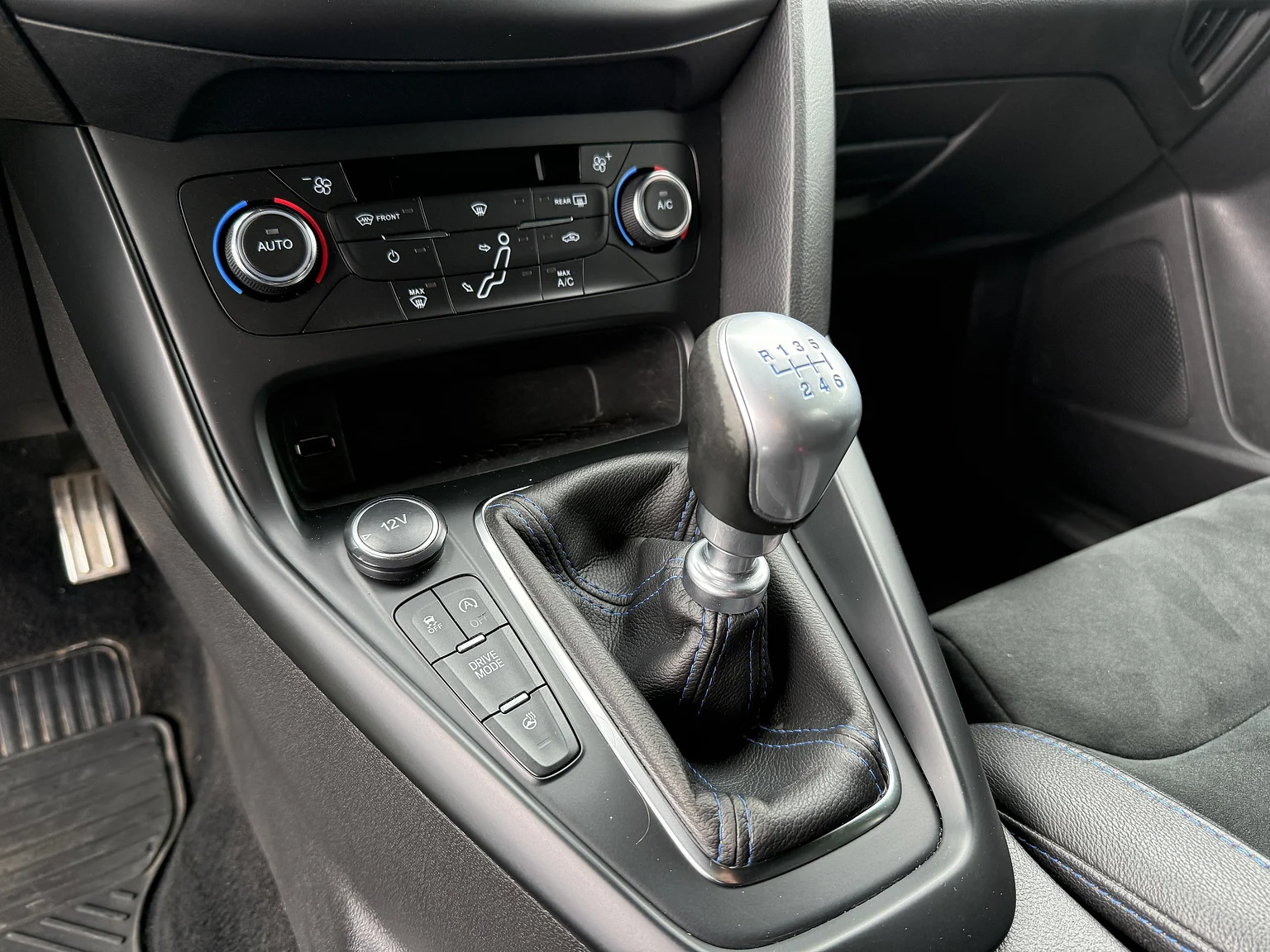 Interior image of 2016 Ford Focus RS (21)
