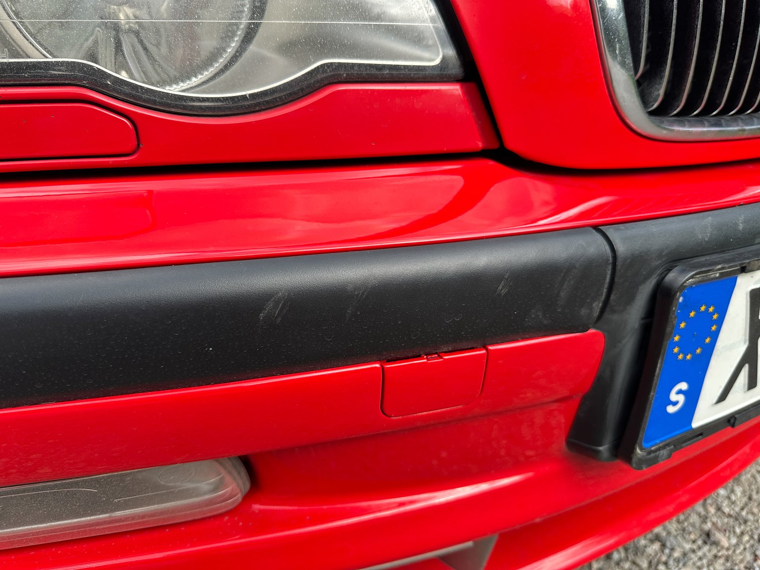 Exterior image of 2001 BMW 330Xi
