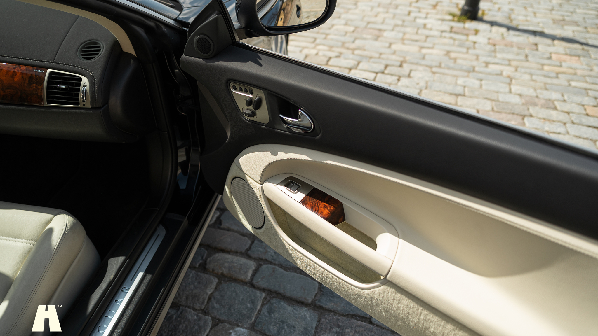 Interior image of 2008 Jaguar XKR (29)