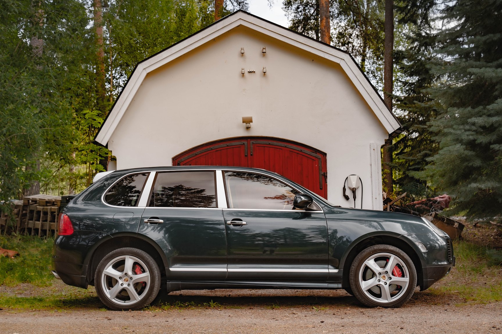 Exterior image of 2005 Porsche Cayenne Turbo WLS
