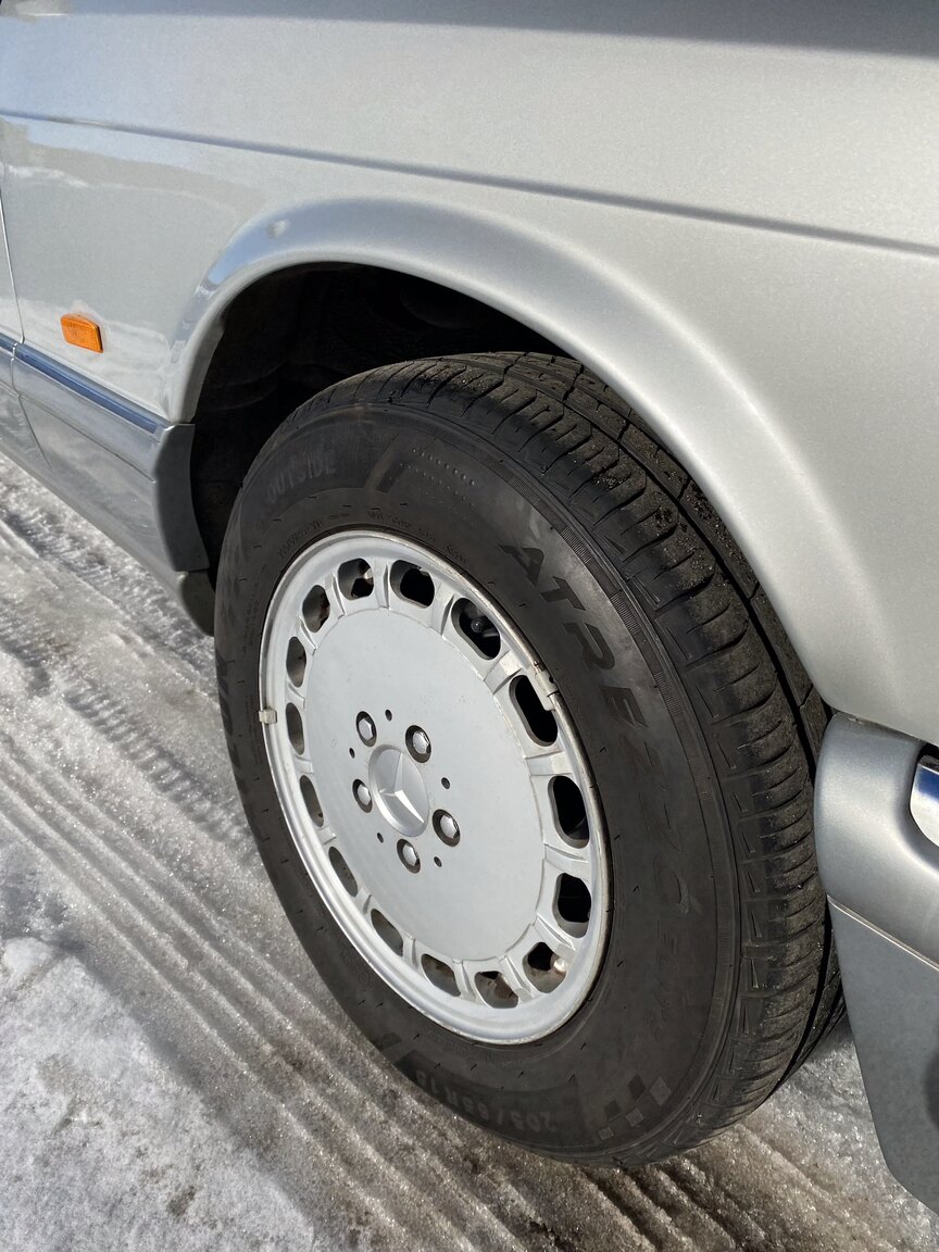 Exterior image of 1988 Mercedes-Benz 300 SE (23)