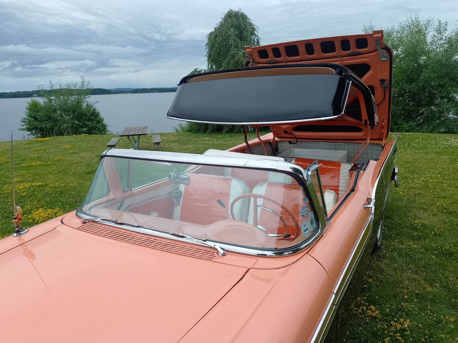 Exterior image of 1957 Ford Fairlane 500 Skyliner Retract
