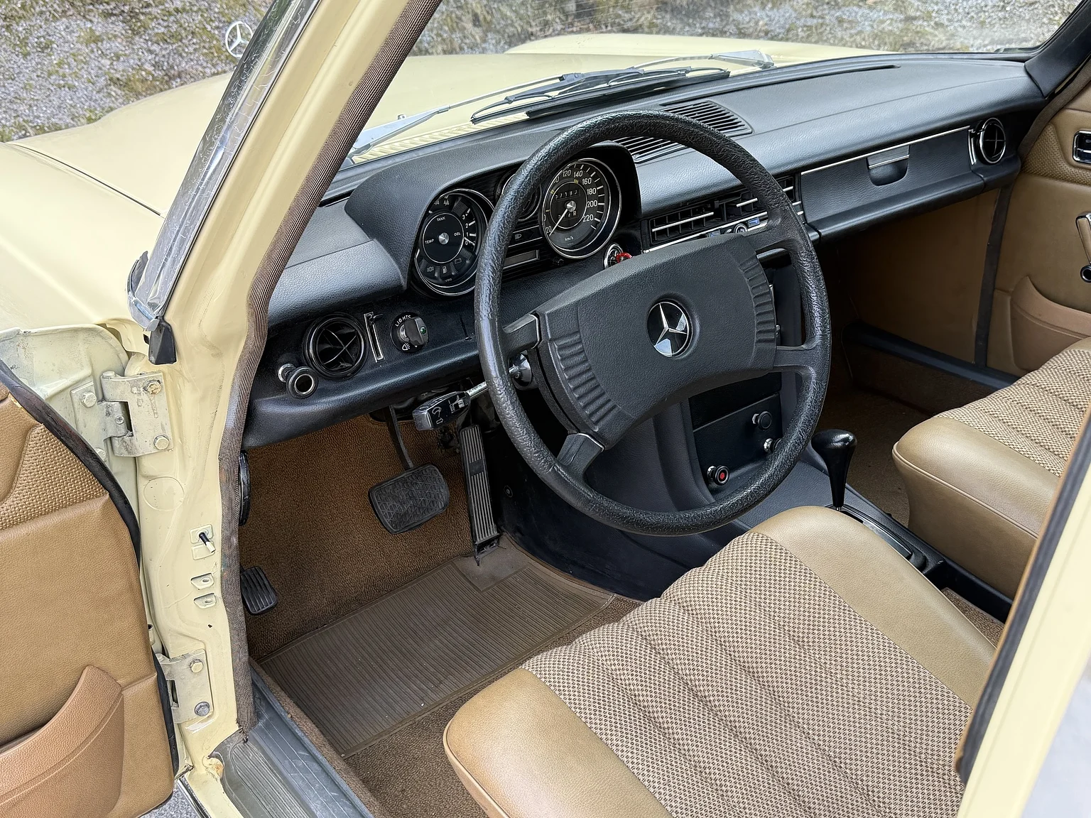 Innenraumfoto von 1974 Mercedes-Benz 230 Automatic (3)