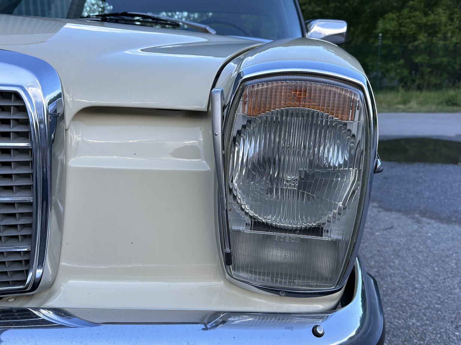 Exteriörbild på 1974 Mercedes Benz 230.6