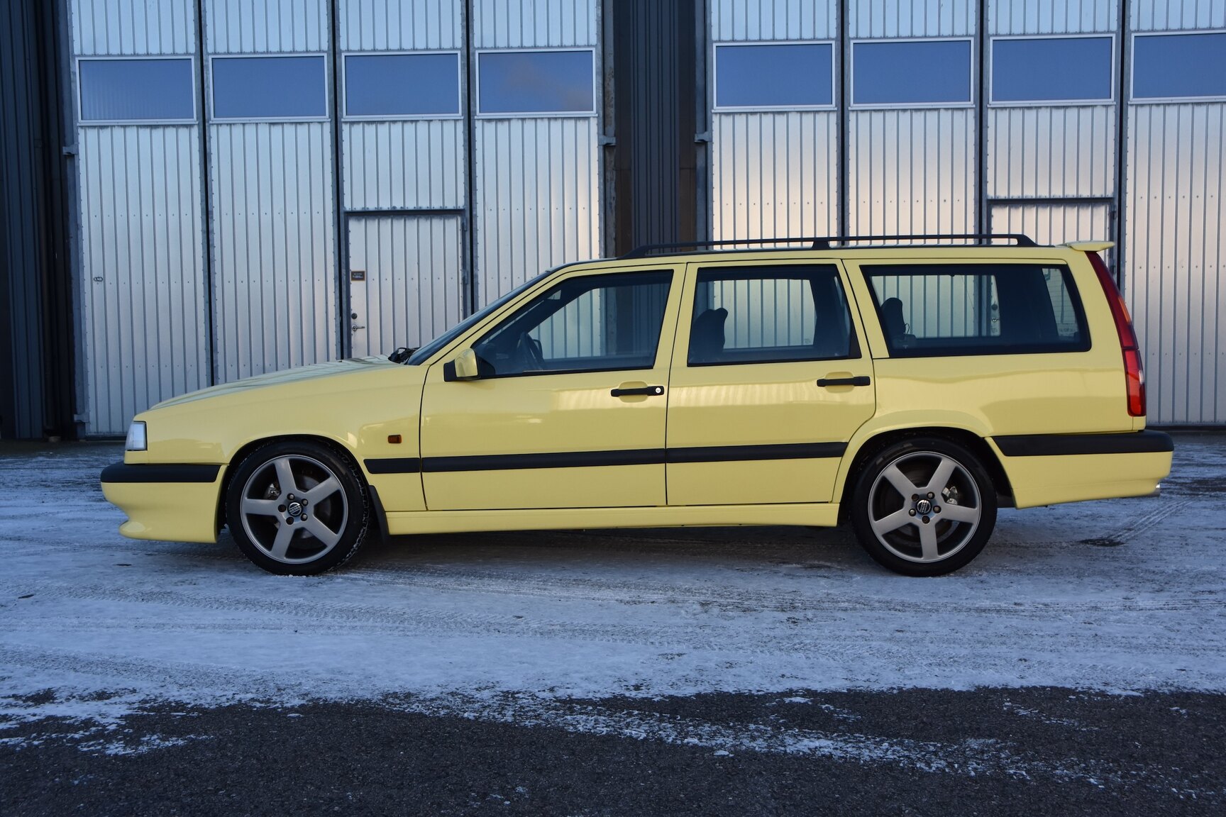 Exterior image of 1995 Volvo 850 T-5R Kombi