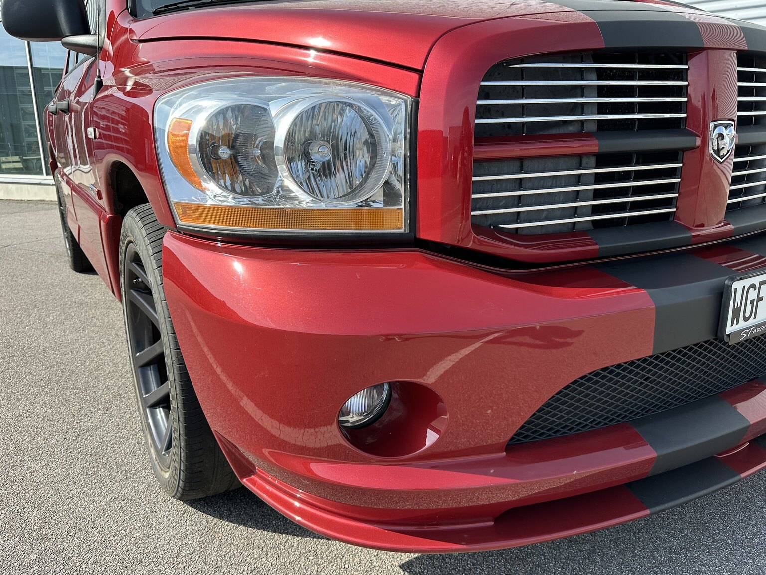 Exteriörbild på 2006 Dodge Ram SRT10