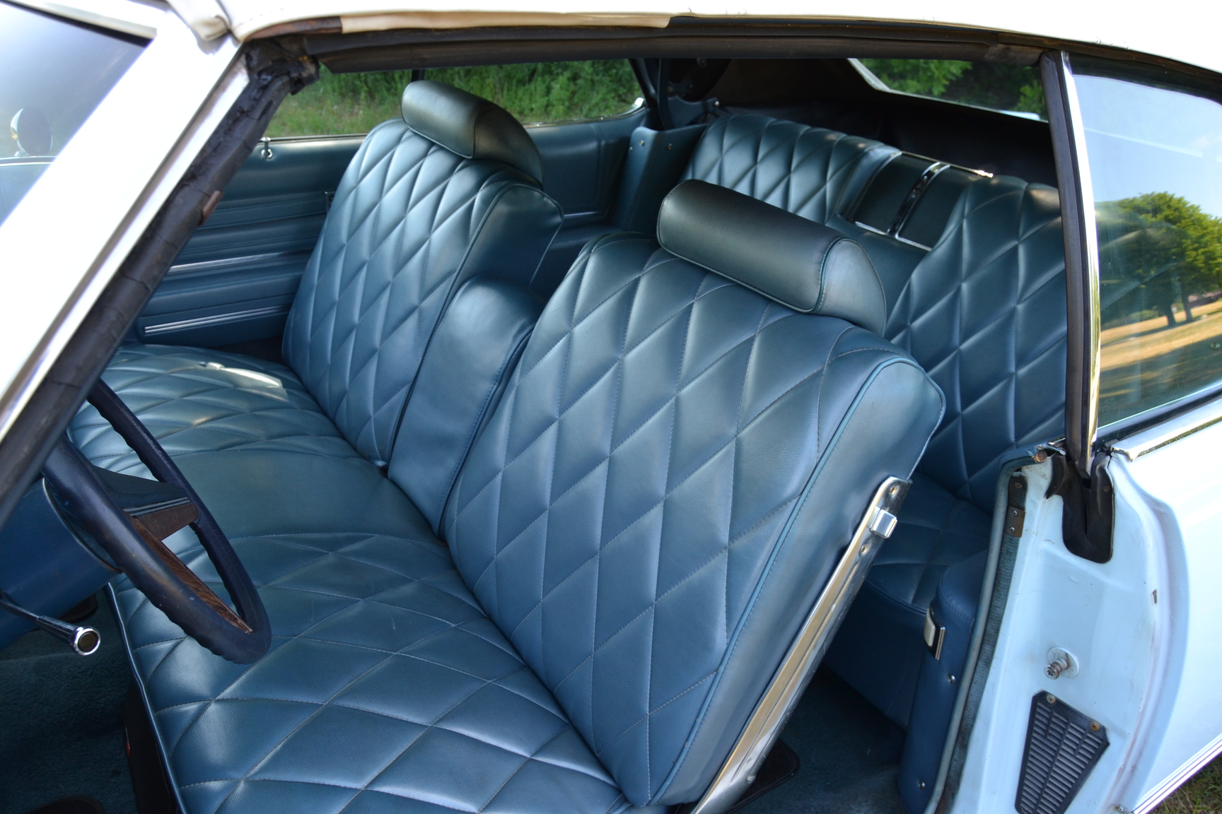 Interior image of 1970 Oldsmobile Ninety eight Convertible (9)