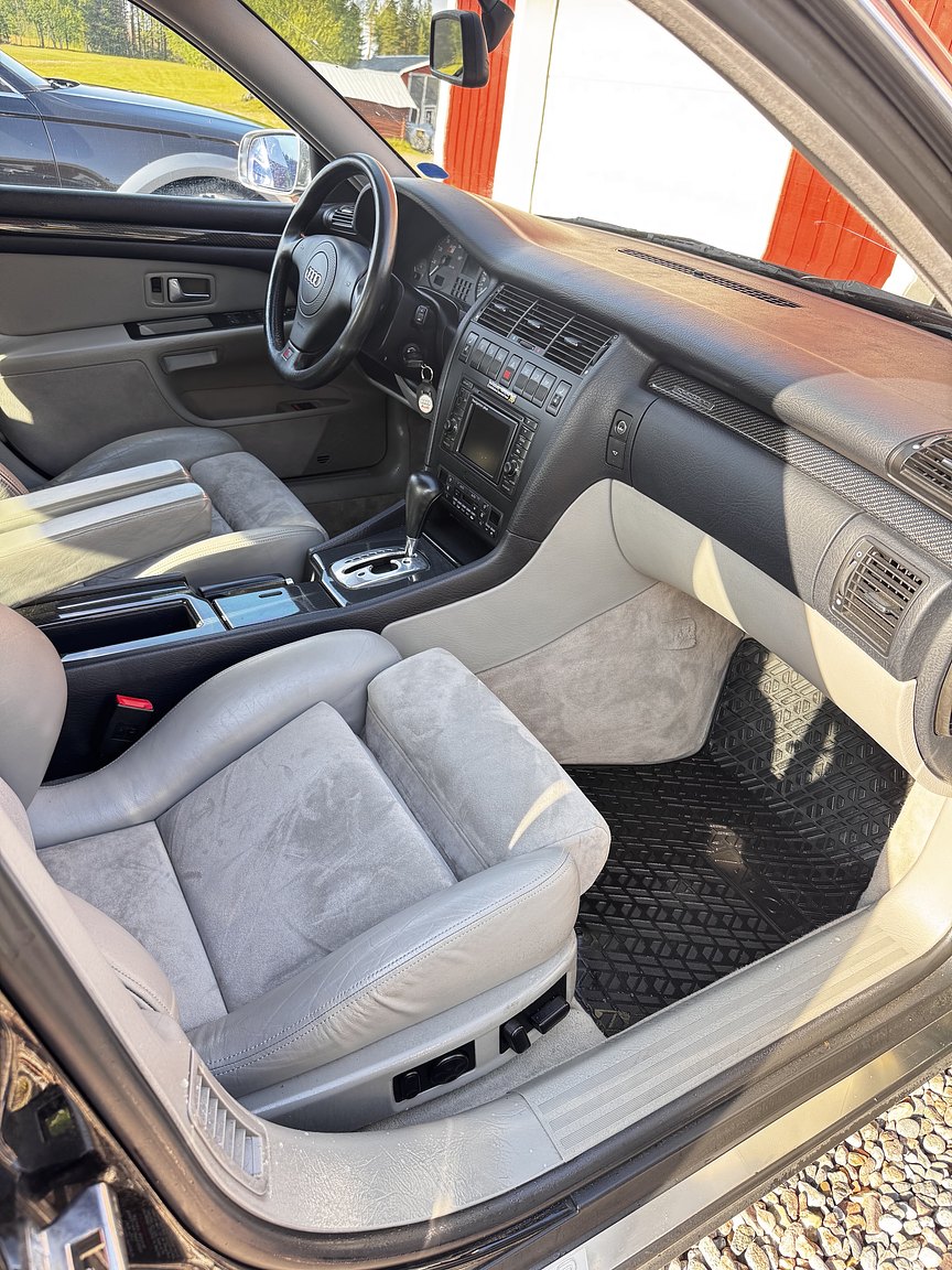 Innenraumfoto von 1999 Audi S8 4.2 Quattro