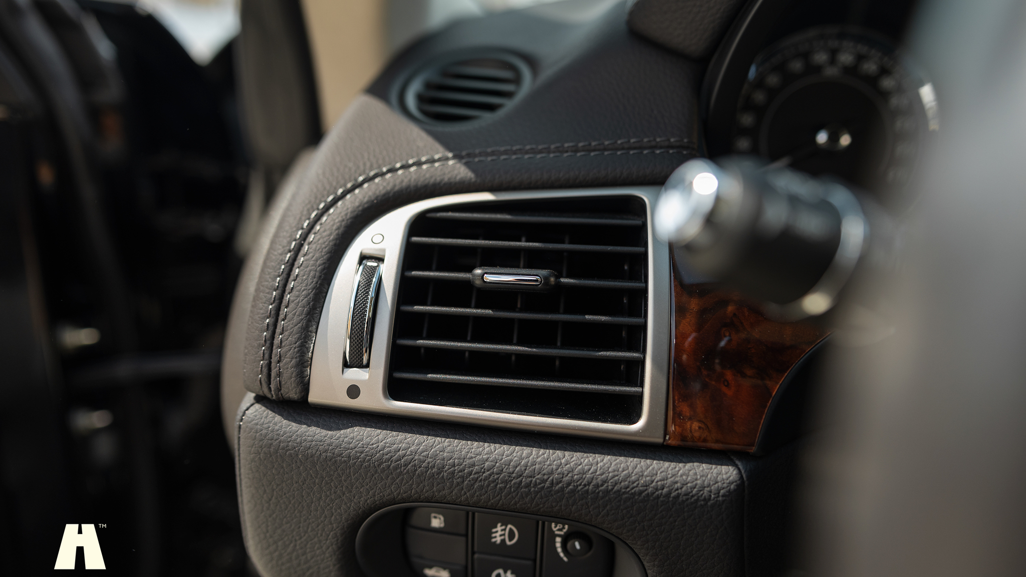 Interior image of 2008 Jaguar XKR (36)