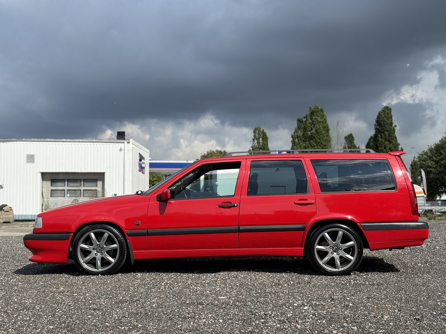 Exterior image of 1996 Volvo 850 R "T-Röd"