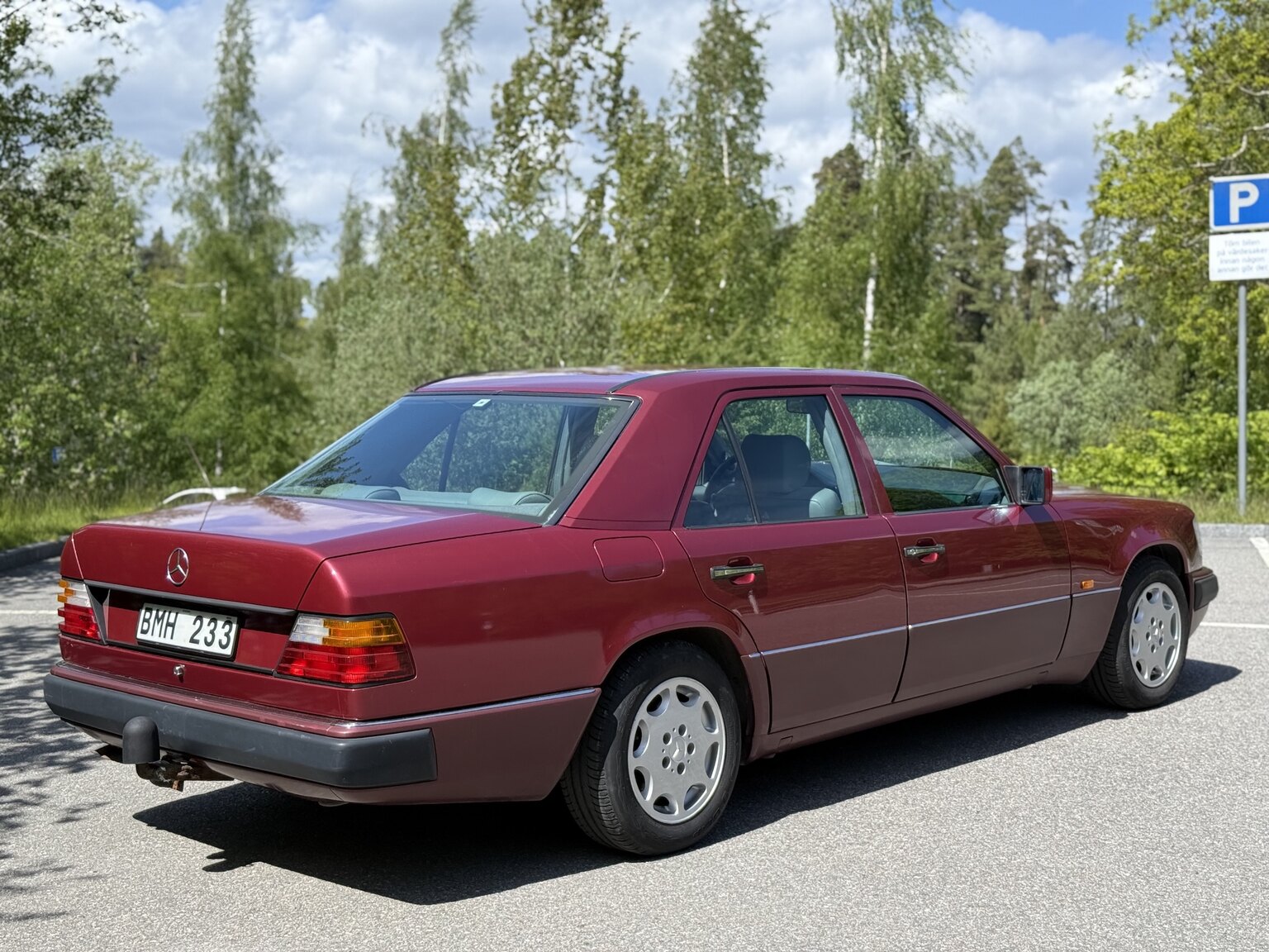 Exterior image of 1991 Mercedes-Benz 300 E-24