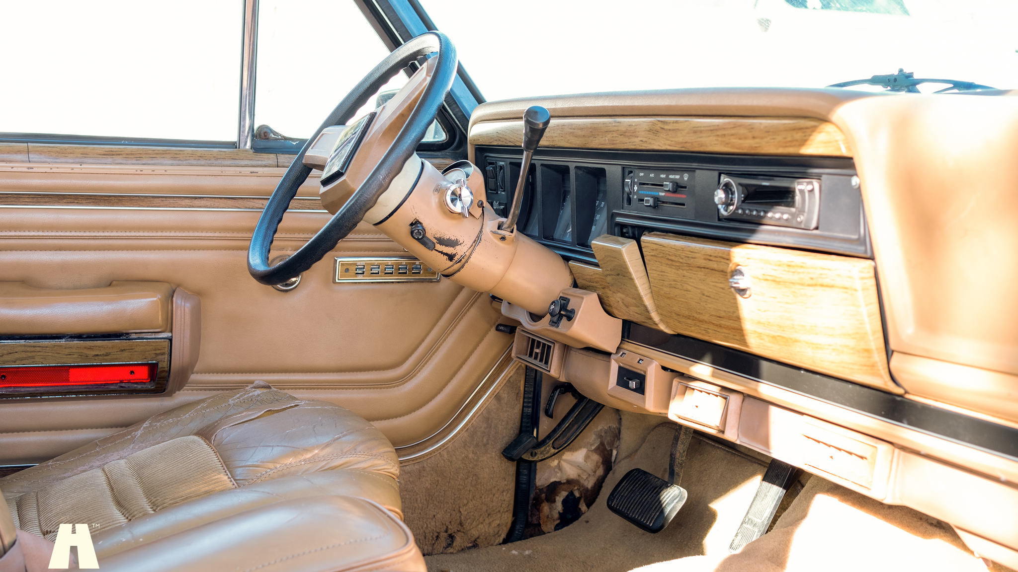 Innenraumfoto von 1988 Jeep Grand Wagoneer 5.9