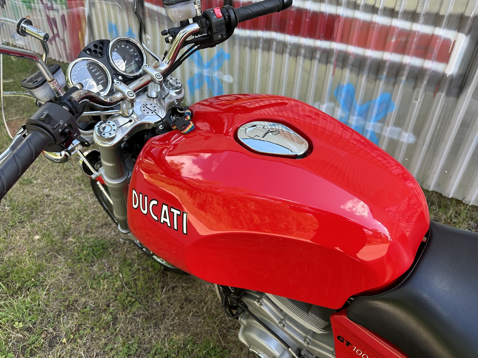 Aussenfoto 2006 Ducati 1000 GT (14)