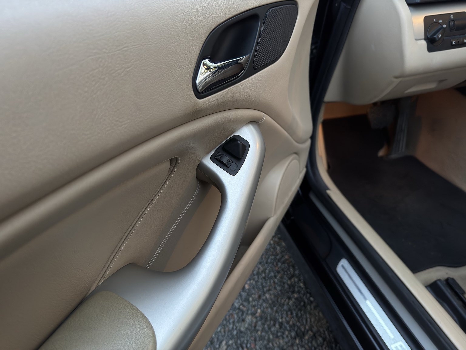 Interior image of 2001 BMW 325IA CAB