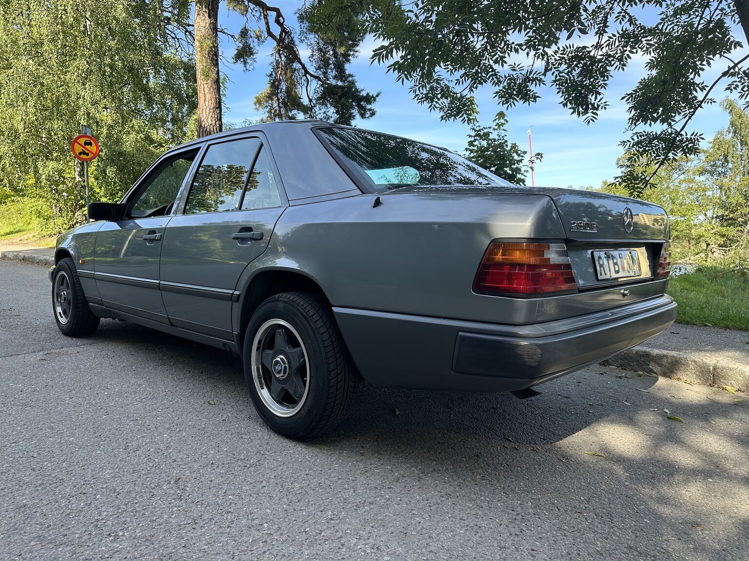 Exteriörbild på 1989 Mercedes-Benz 230E
