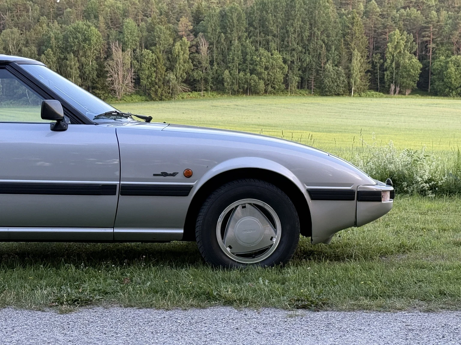 Exteriörbild på 1983 Mazda RX-7 (16)