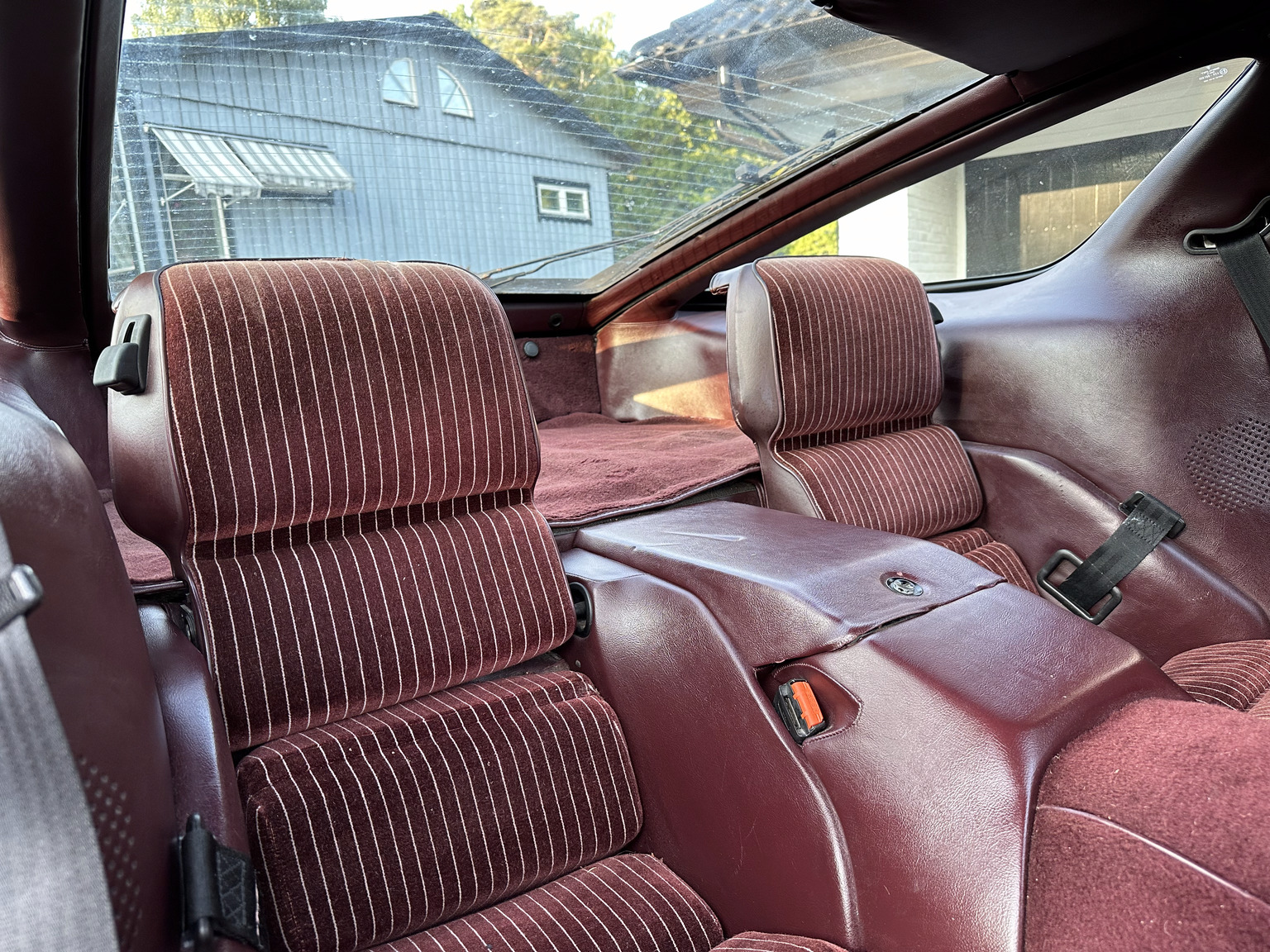 Interior image of 1985 Porsche 928 (37)