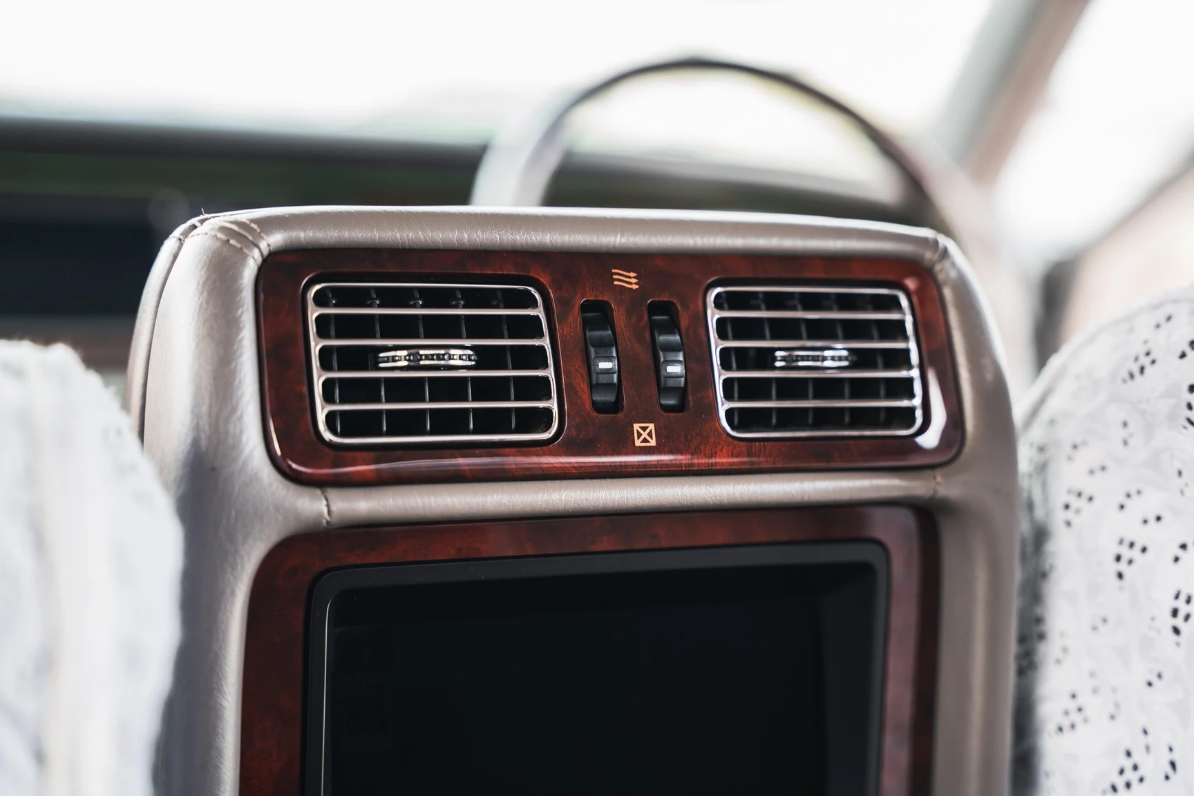 Innenraumfoto von 2000 Toyota Century V12 G50 (91)