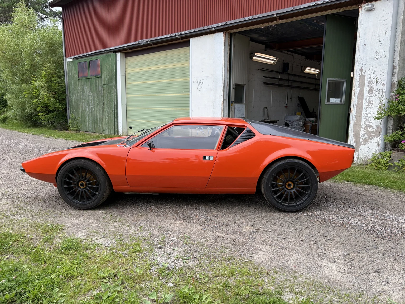 Exterior image of 1972 De Tomaso Pantera LS Restomod (7)