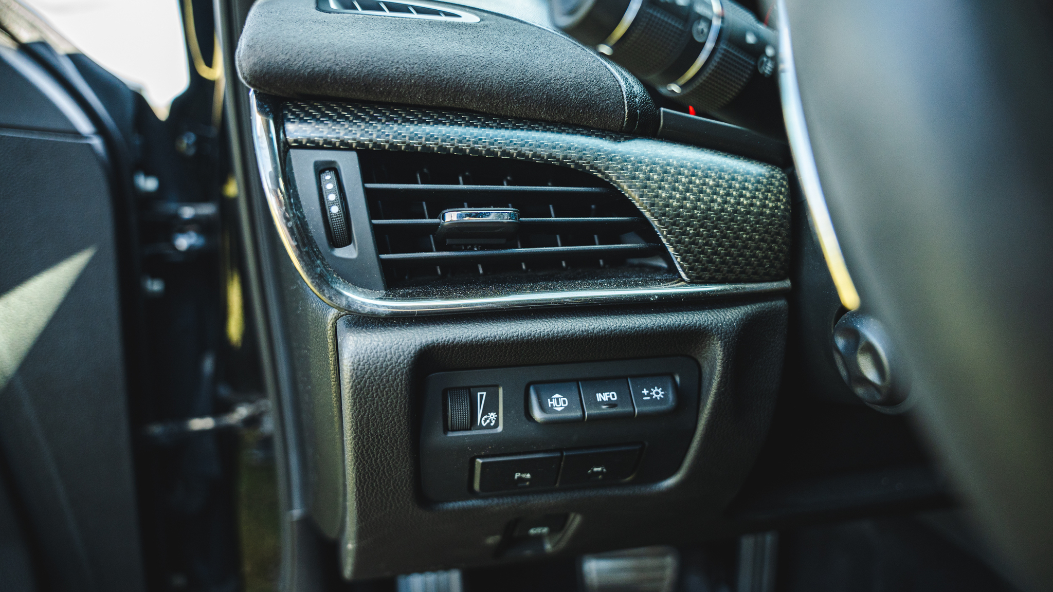 Innenraumfoto von 2016 Cadillac ATS-V (26)