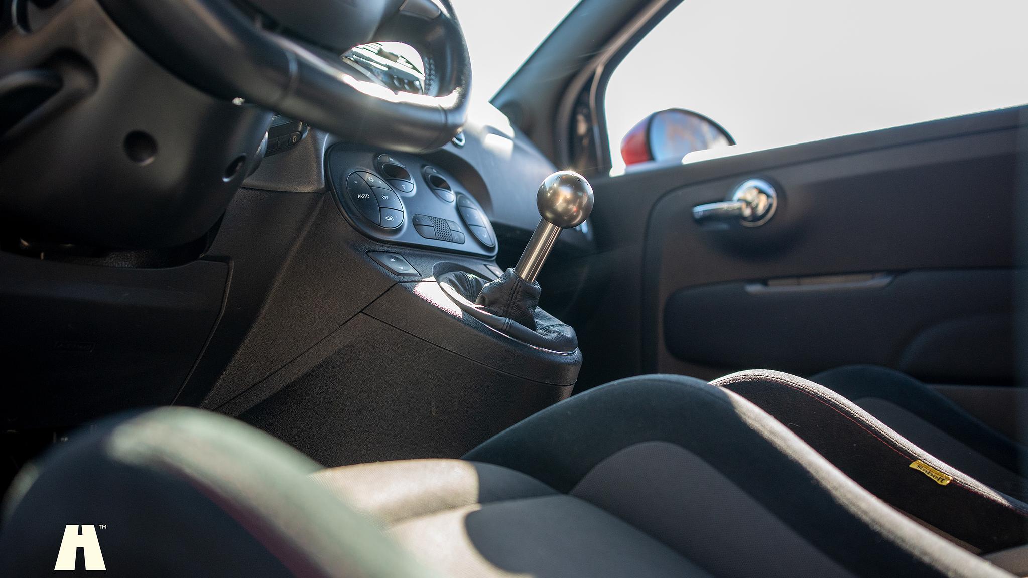 Interiörbild 2016 Abarth 595 Competizione (42)