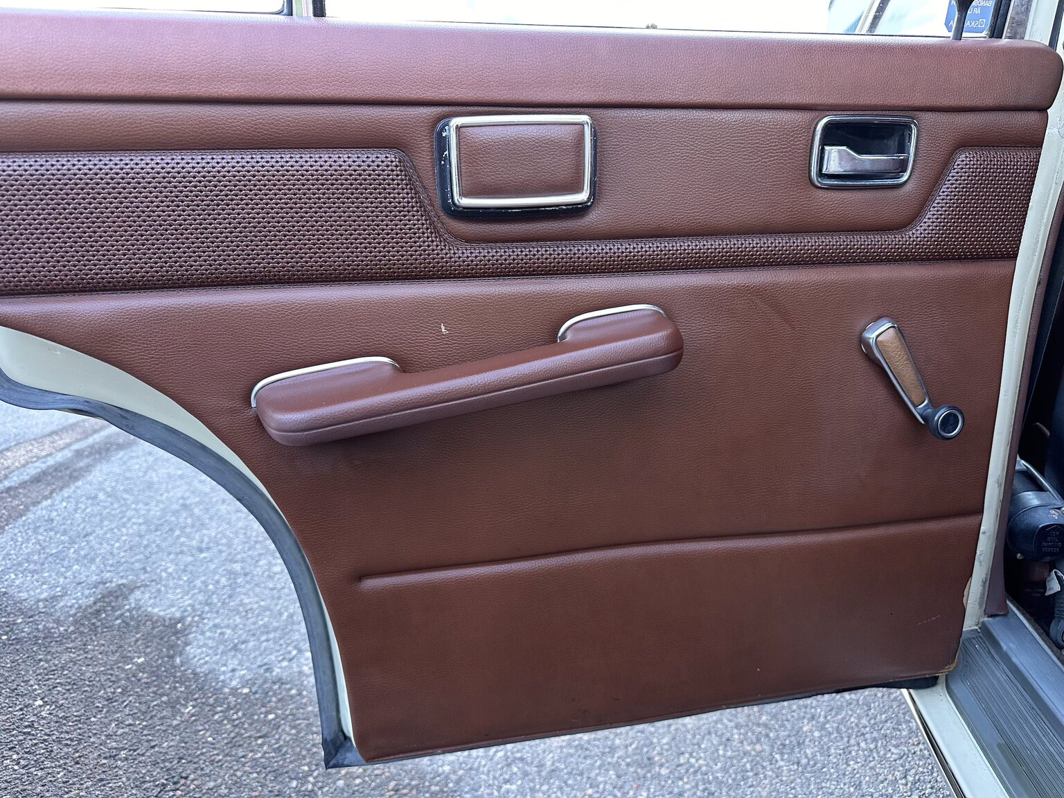 Interior image of 1974 Mercedes Benz 230.6