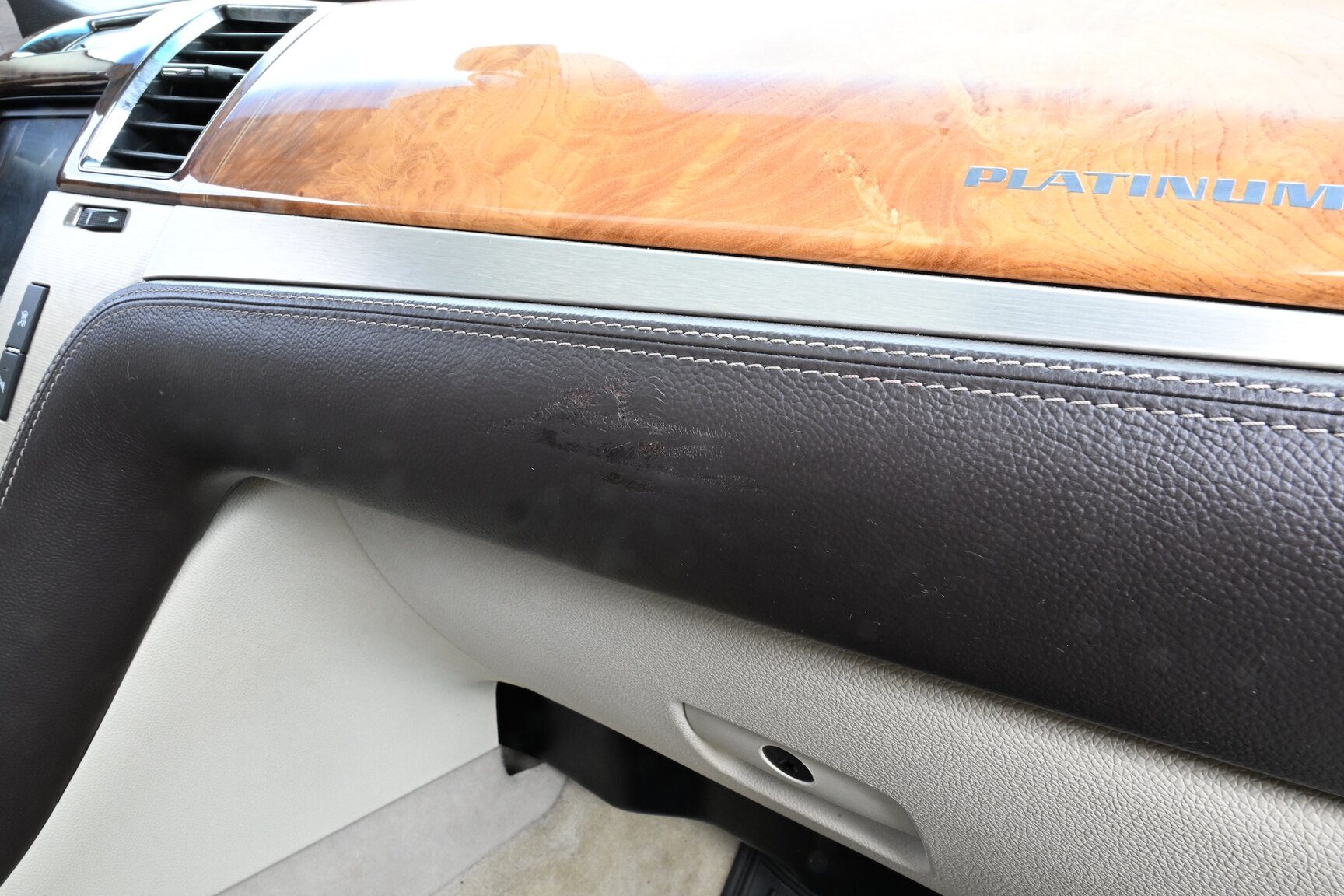 Interior image of 2010 Cadillac Escalade ESV 6.2 Flexfuel