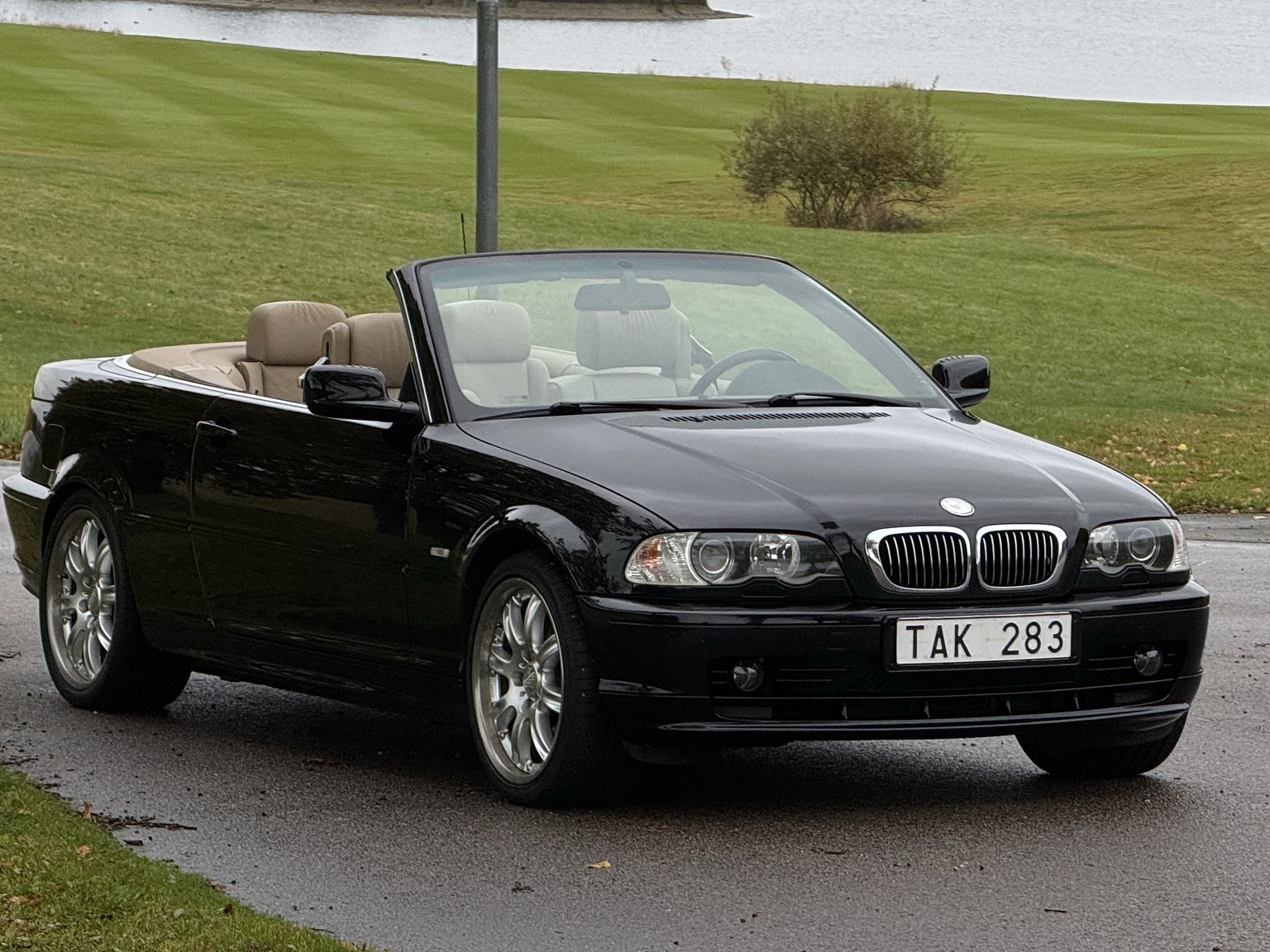 Exteriörbild på 2001 BMW 325IA CAB
