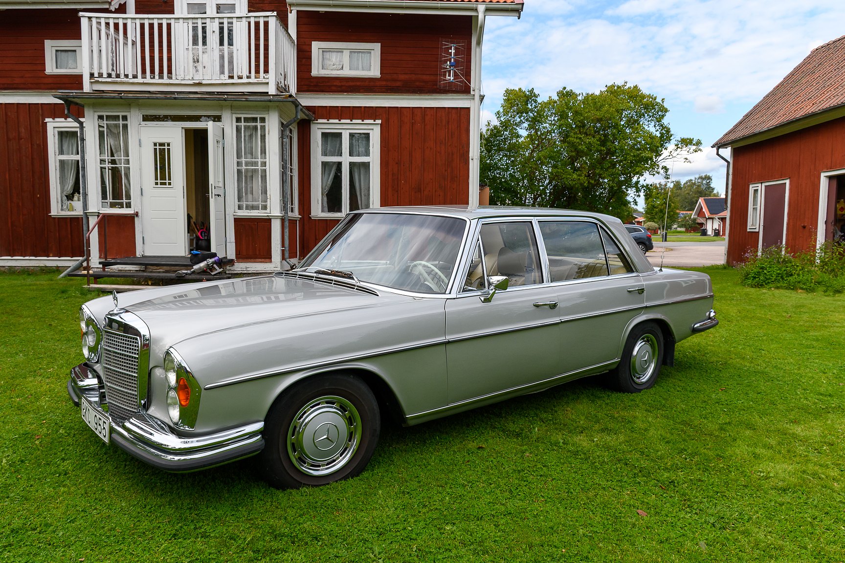 Exterior image of 1969 Mercedes-Benz 300 SEL