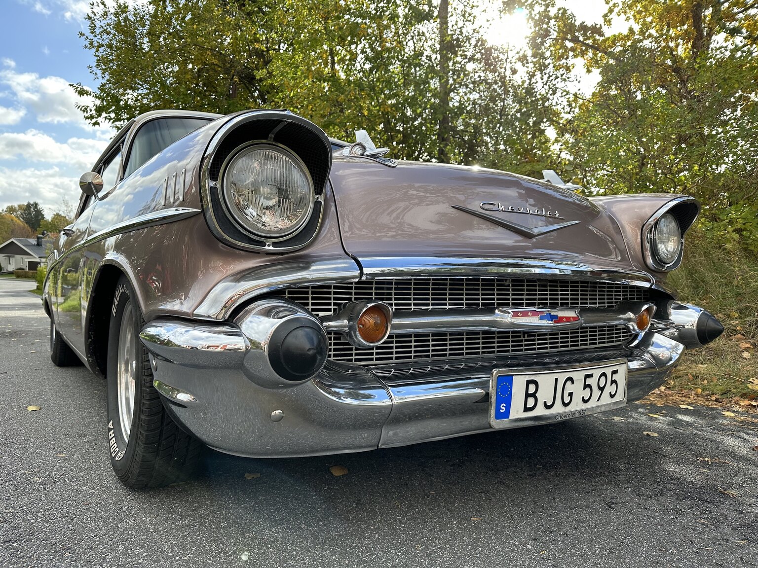 Exteriörbild på 1957 Chevrolet Two-Ten Restomod (20)