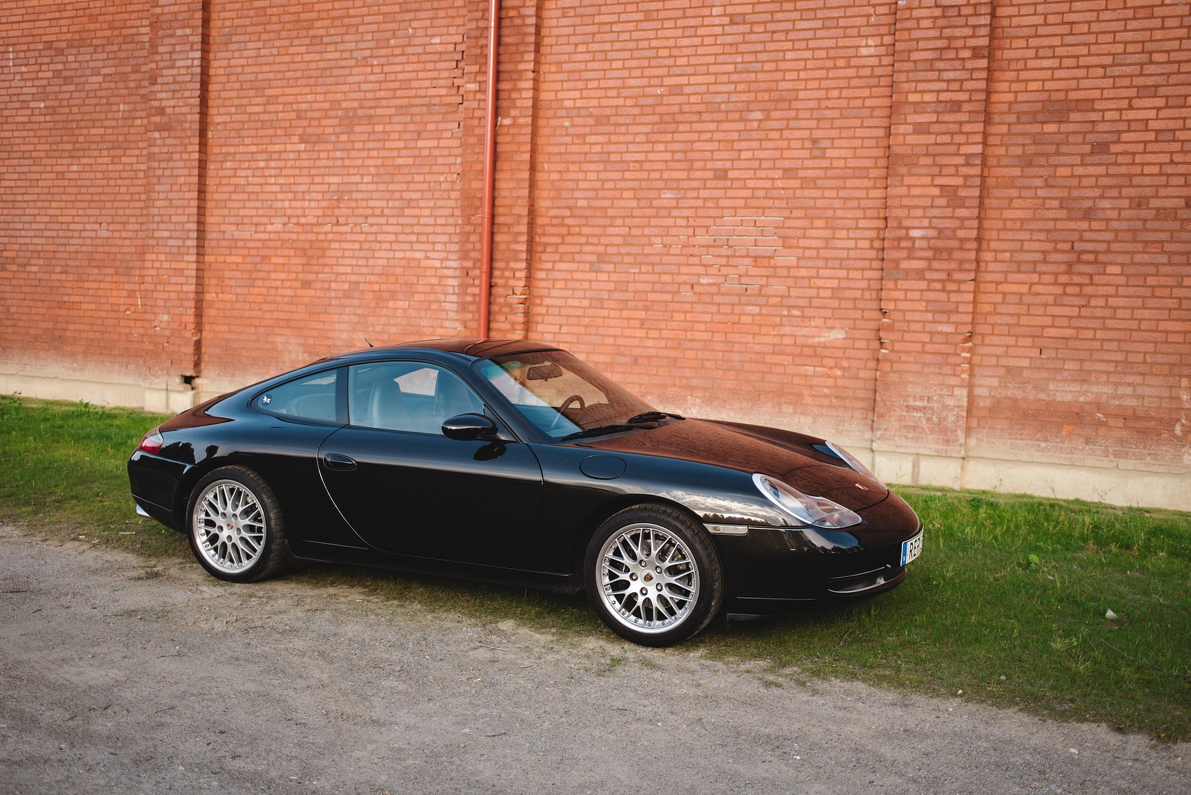Exterior image of 1998 Porsche 996 Carrera 
