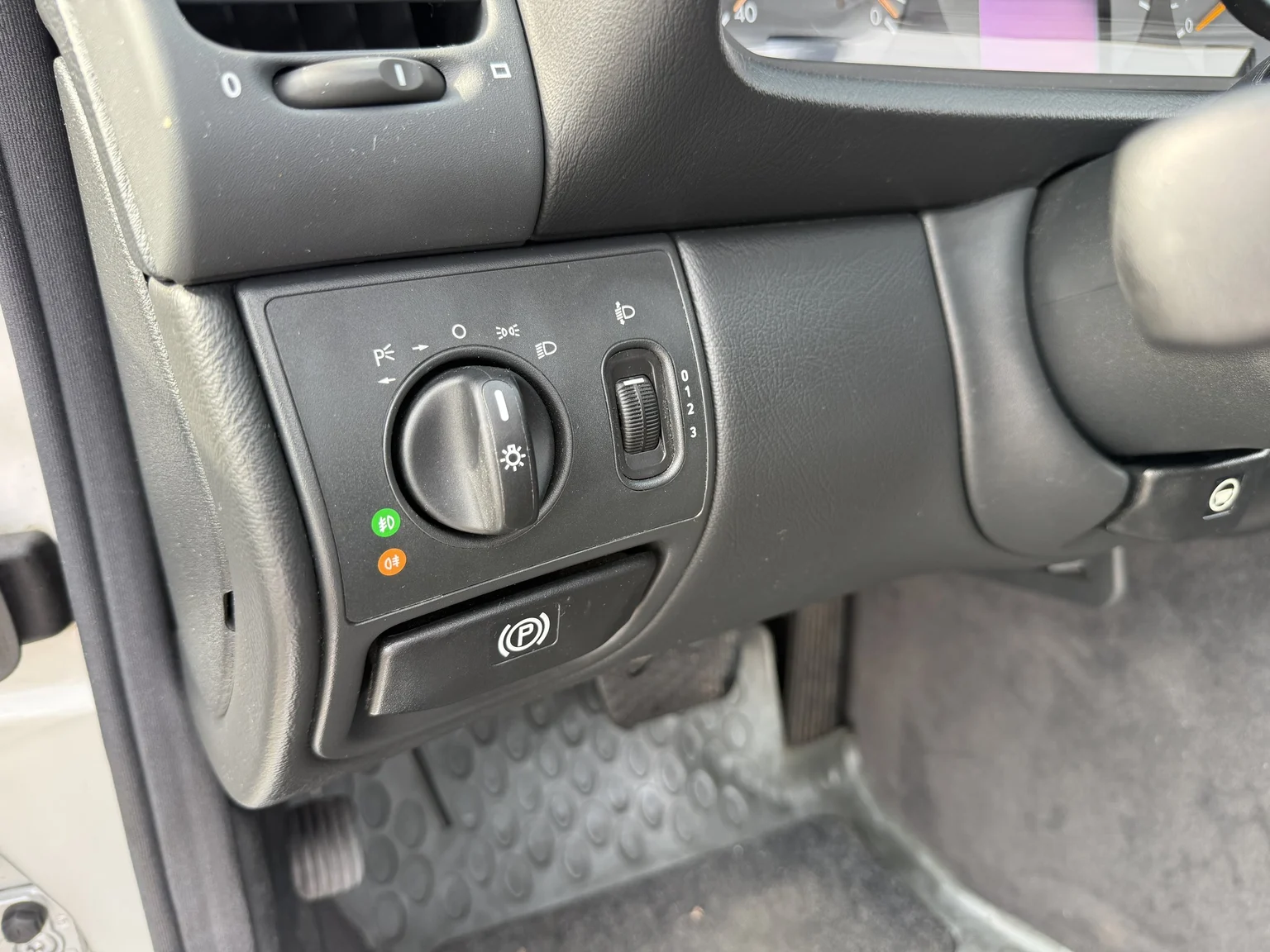 Interior image of 2001 MERCEDES-BENZ CLK 230 Kompressor Cabriolet (15)