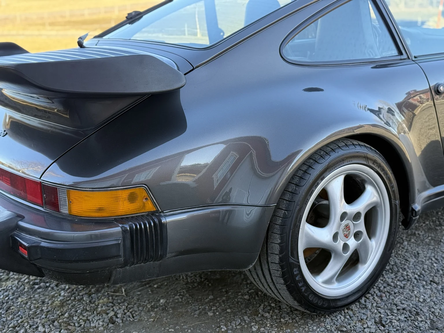 Aussenfoto 1989 Porsche 911 / 930 3.3 Turbo 5-speed (15)