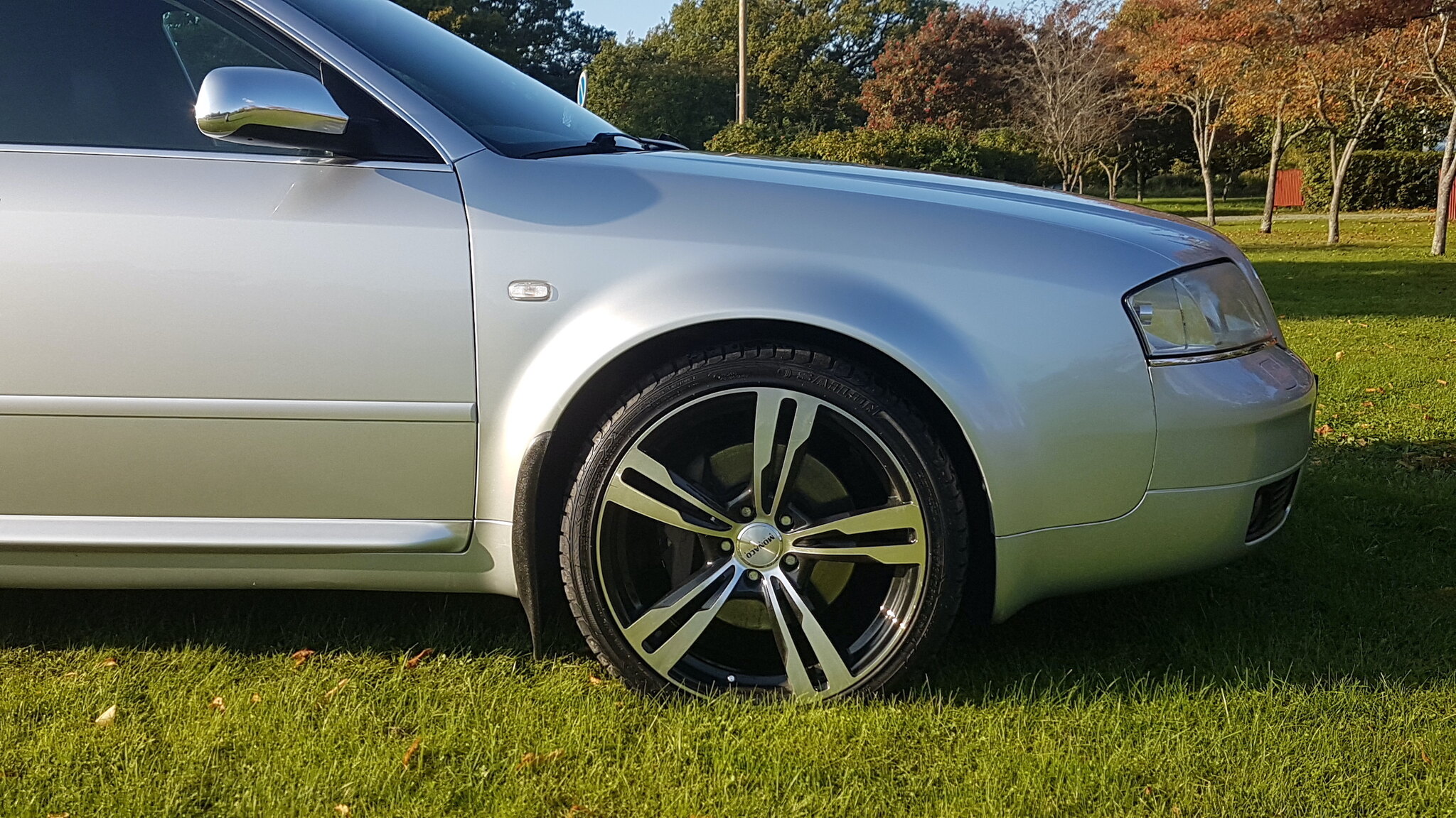 Exterior image of 2000 Audi S6 Avant