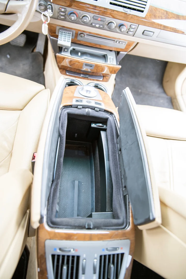 Interior image of 2002 BMW  745 iA (21)