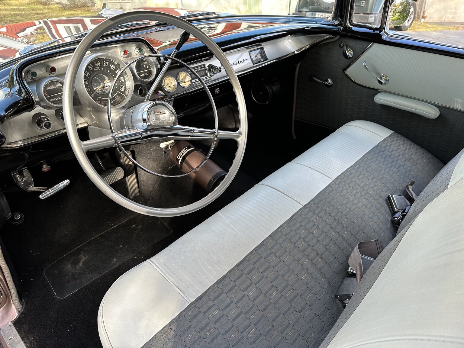 Innenraumfoto von 1957 Chevrolet Two-Ten Restomod (1)