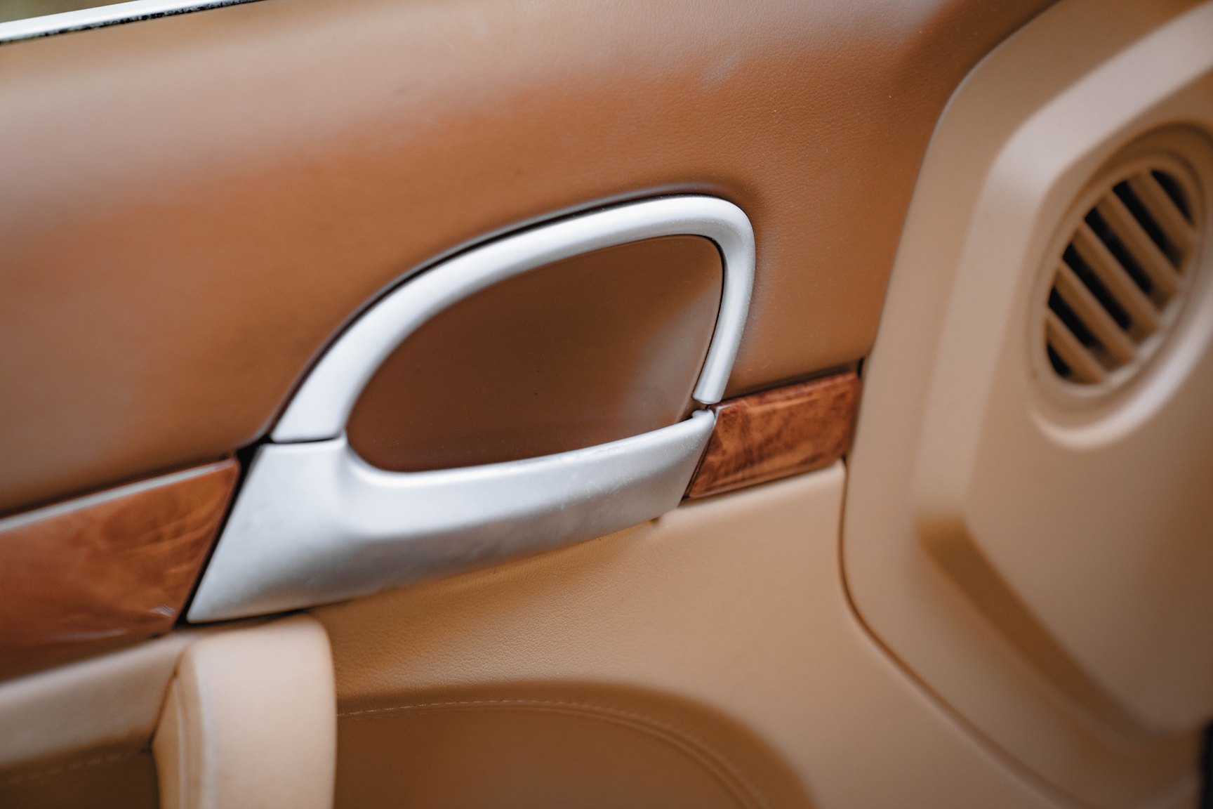 Interior image of 2005 Porsche Cayenne Turbo WLS