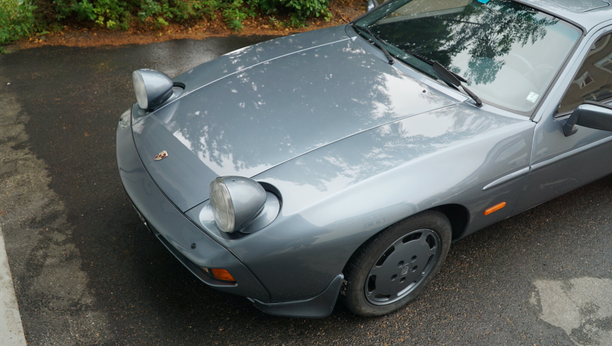 Exterior image of 1983 Porsche 928S (58)