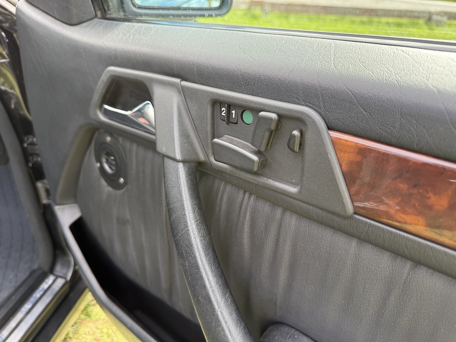 Interior image of 1990 Mercedes-Benz 300CE-24
