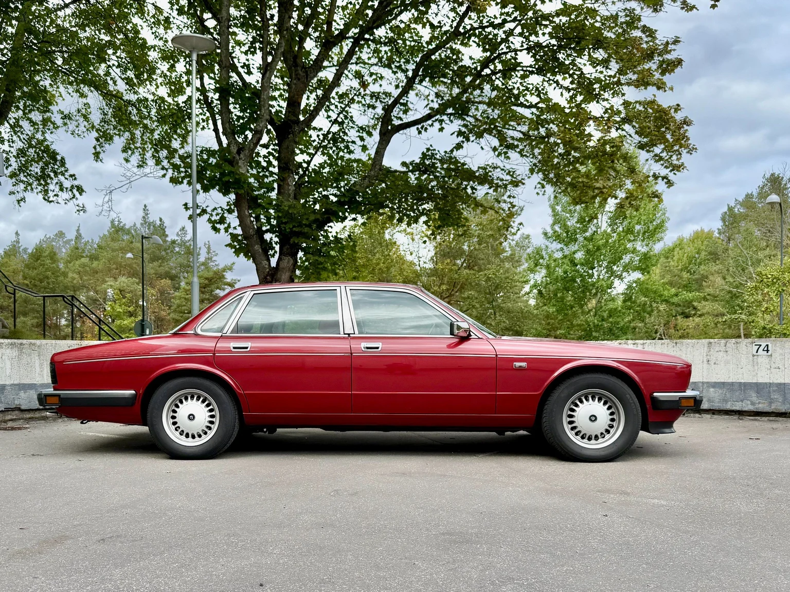 Exteriörbild på 1988 Daimler Six (2)