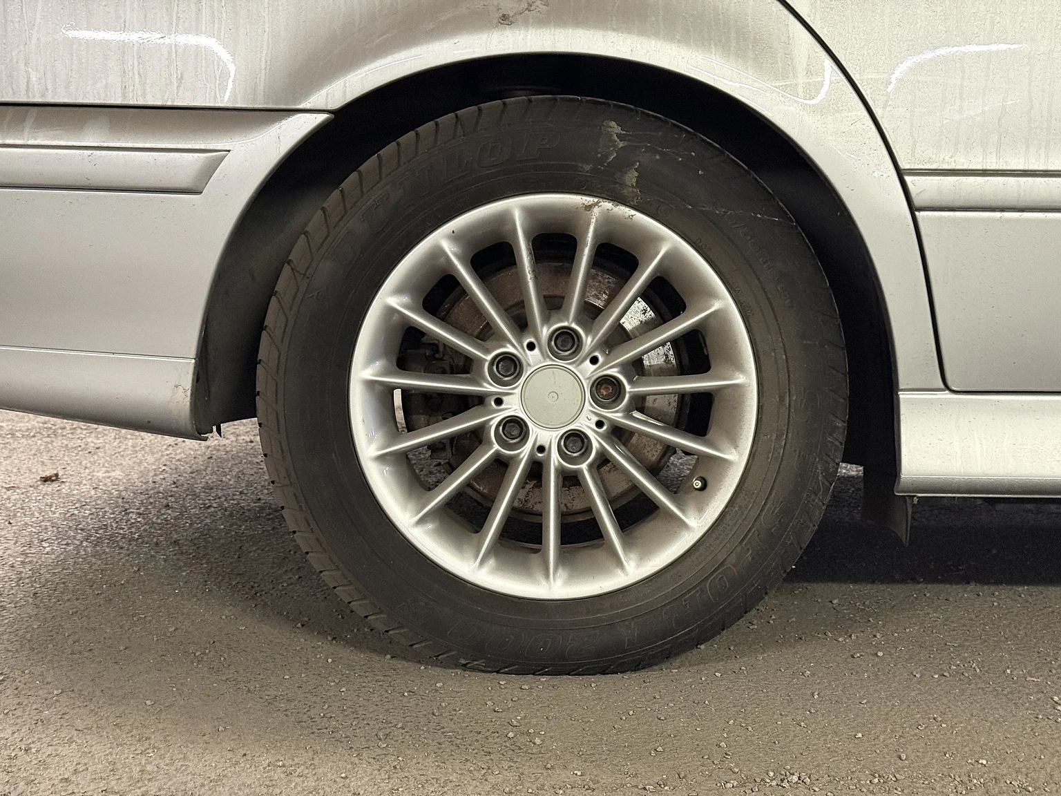 Exterior image of 2002 BMW 520i (22)