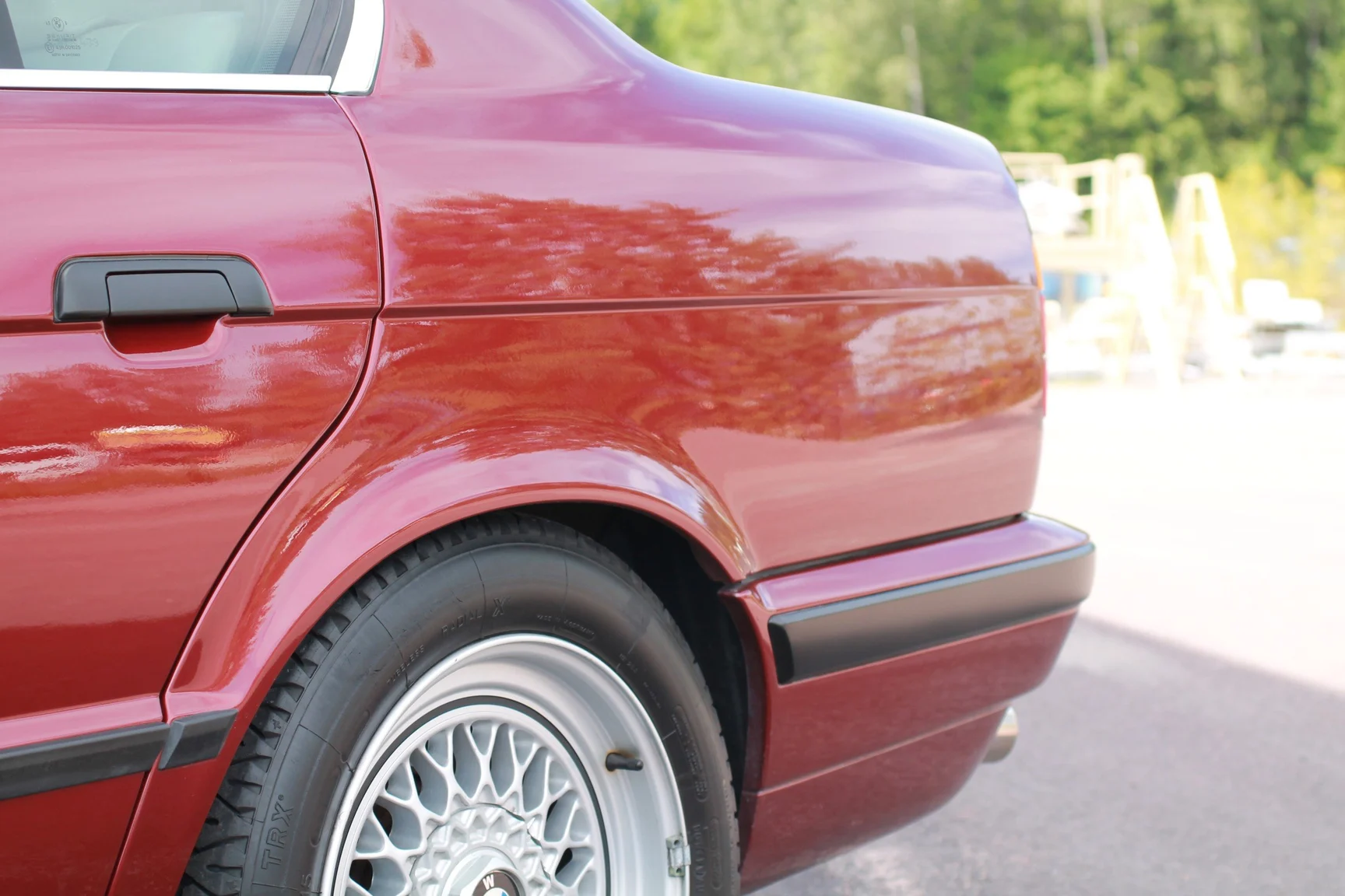 Exterior image of 1993 BMW 540i Sedan (145)