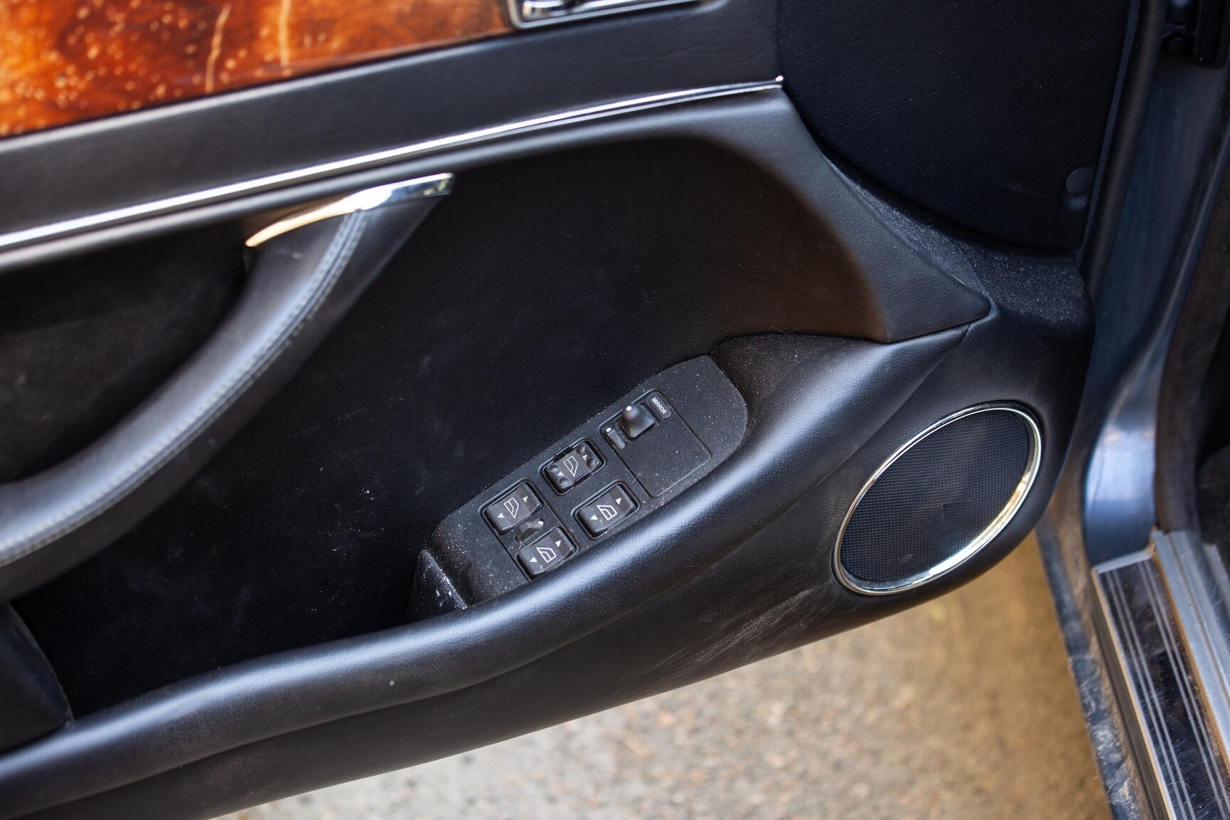 Interior image of 1997 Jaguar XJ6 3.2